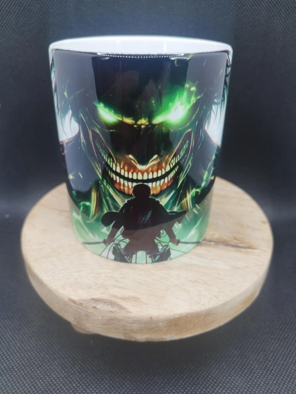 ☕ Mug en Céramique – L'Attaque des Titans ⚔️🪽